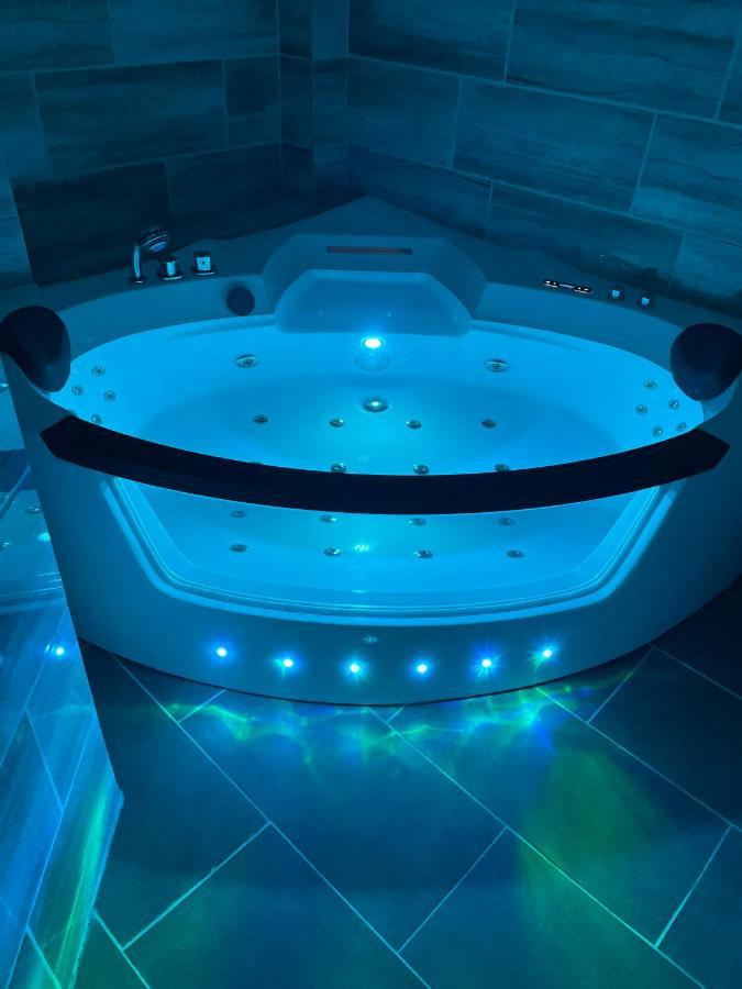 Jacuzzi And Privacy With 2 Balconies And Free Garage Apartment Budapest Exterior photo